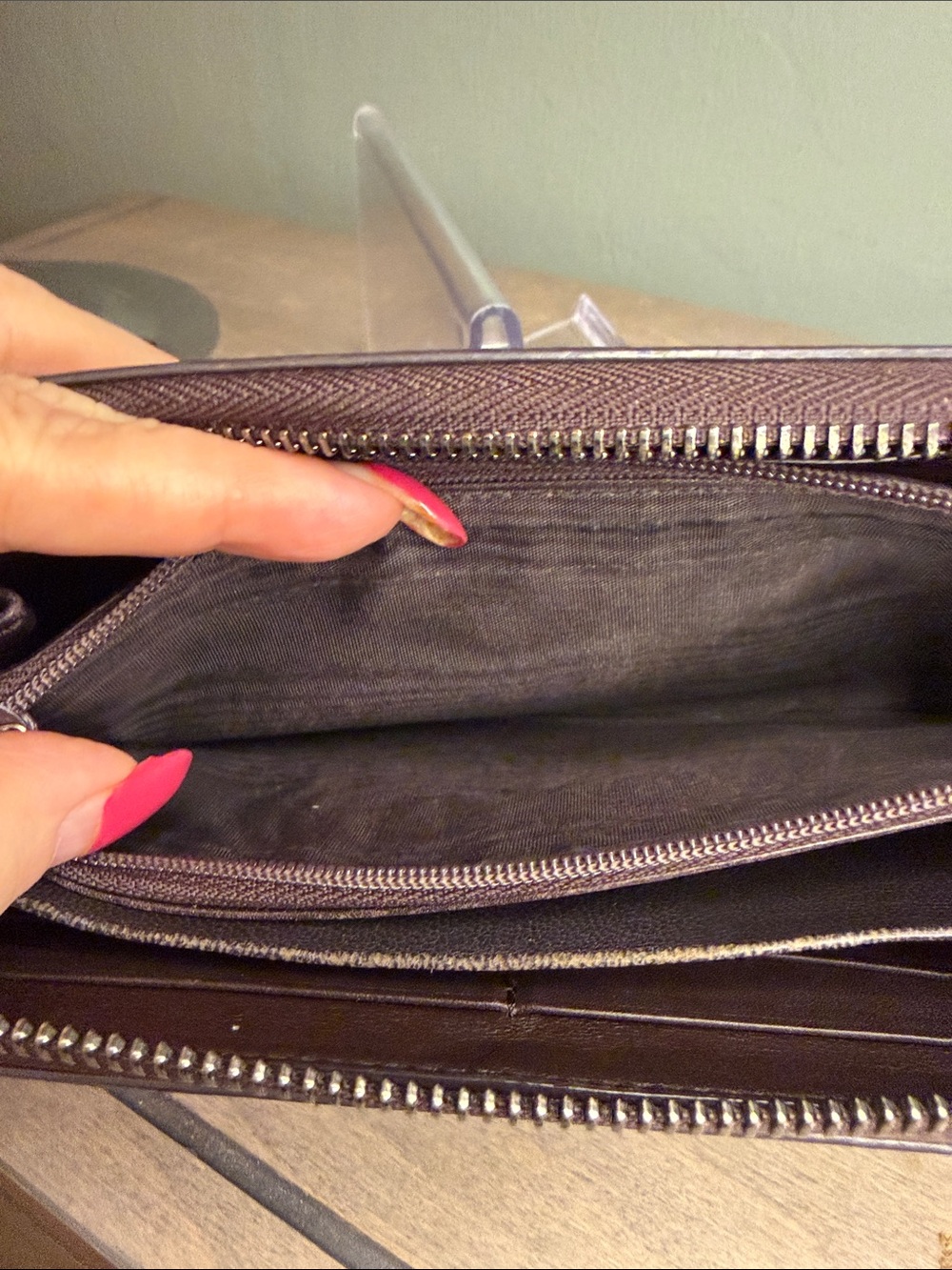 Gucci Microguccissima Zip Around Wallet in Unique Metallic Gold to Bronze - Picture 9 of 11